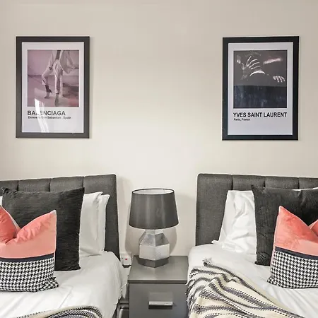 Apartment Duplex Penthouse - Private Rooftop - Sleeps 6 *